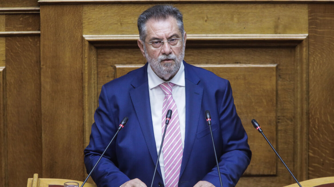 Αναγνωρίζω το λάθος μου, λέει ο Παναγιωτόπουλος του ΣΥΡΙΖΑ μετά τις ύβρεις σε Μητσοτάκη και τις ειρωνείες σε Ανδρουλάκη