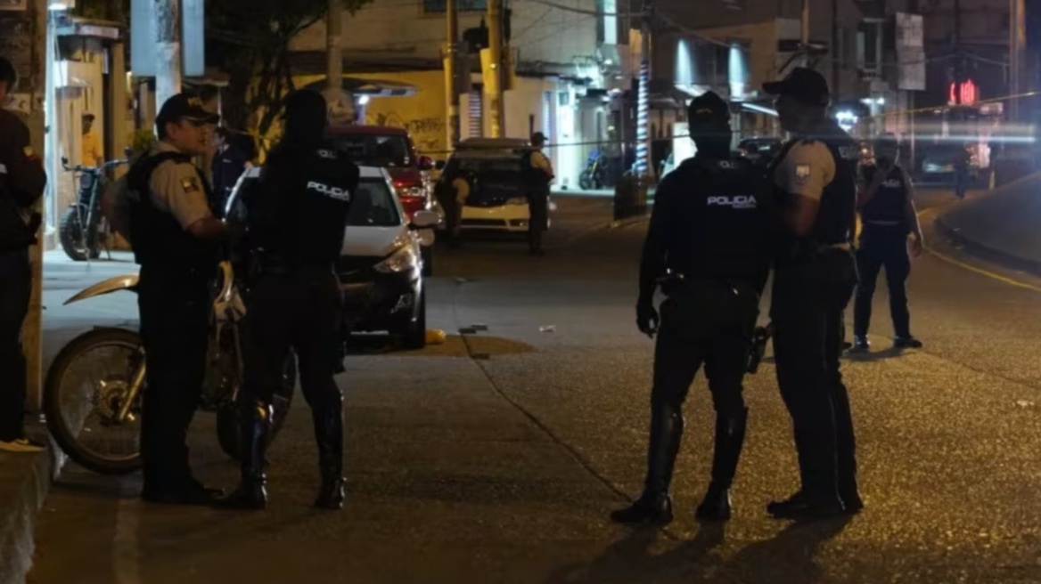 Επτά νεκροί σε επίθεση ενόπλων στη μέση του δρόμου στον Ισημερινό - Βίντεο