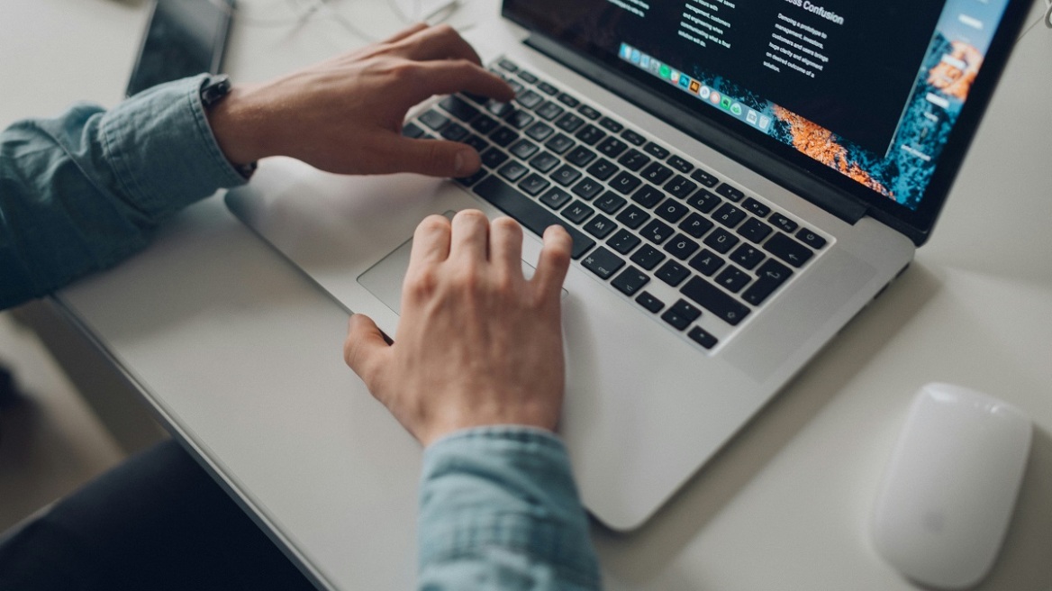 «Incel culture»: Οι διαδικτυακοί θύλακες μισογυνισμού που παρακινούν σε κακοποιήσεις και βιασμούς