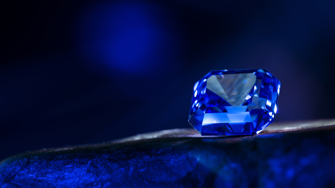 Tανζανίτης: Ο εντυπωσιακός πολύτιμος λίθος που έγινε το νέο trend στα κοσμήματα