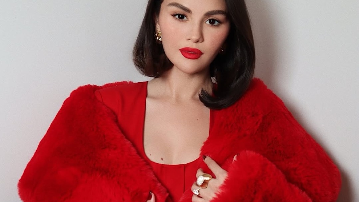 H Selena Gomez ταίριαξε το φόρεμα και το γούνινο παλτό με το κόκκινο κραγιόν της