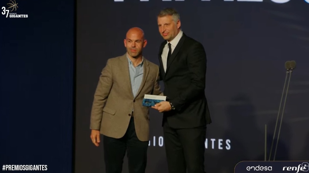 Ο Θοδωρής Παπαλουκάς βραβεύτηκε από τους Ισπανούς ως «διεθνής θρύλος» του μπάσκετ