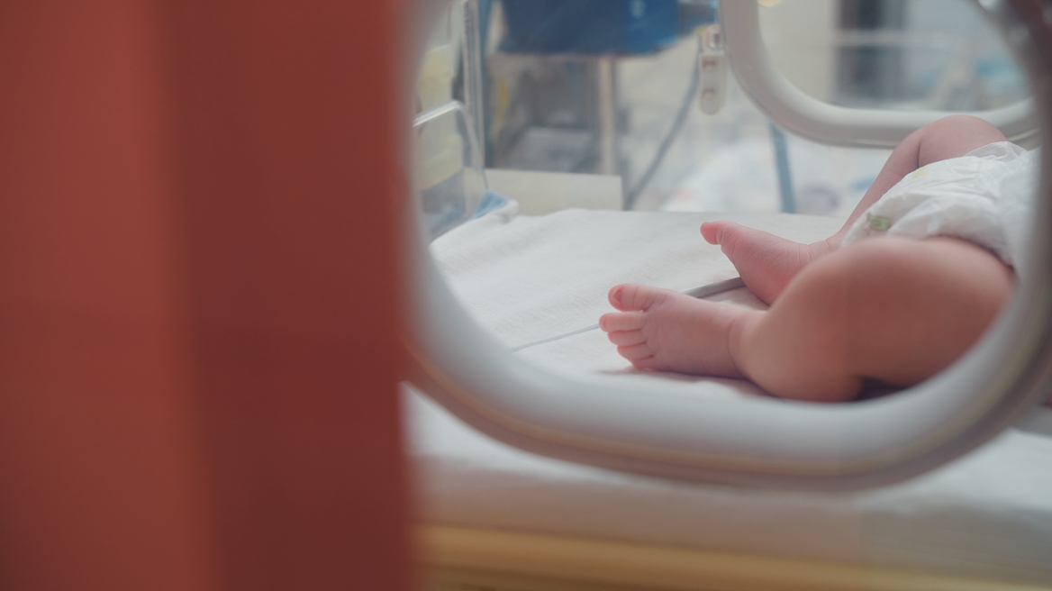 Χειρουργήθηκε το τριών μηνών βρέφος από τον Βόλο που παρουσίασε σοβαρό οίδημα στο χέρι από ορό