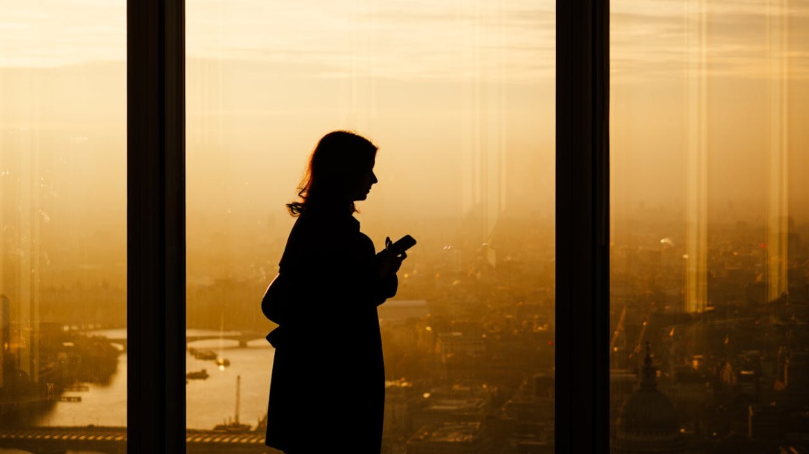 Μία γυναίκα έχει το κινητό της στο αθόρυβο εδώ και 3 χρόνια - Τι κατάλαβε