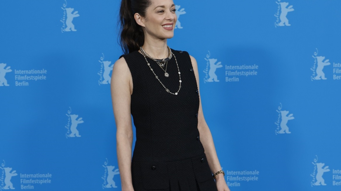 Η Marion Cotillard εντυπωσιάζει με μίνι φόρεμα και χρυσές μπότες στο Φεστιβάλ Κινηματογράφου του Βερολίνου