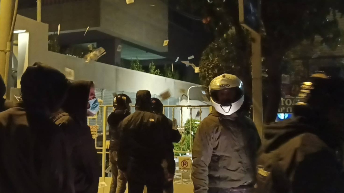 Ρουβίκωνας: Πέταξε τρικάκια έξω από το σπίτι του επικεφαλής του ΟΣΕ Παναγιώτη Τερεζάκη