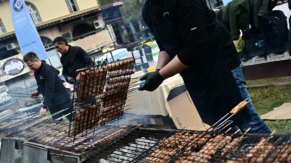 Ψησταριές, μουσική και χοροί στην Αθήνα για την Τσικνοπέμπτη - Δείτε φωτογραφίες