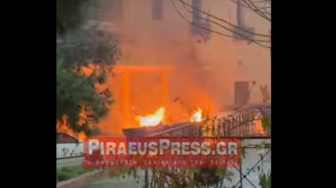 Αυτοκίνητο τυλίχθηκε στις φλόγες στον Πειραιά