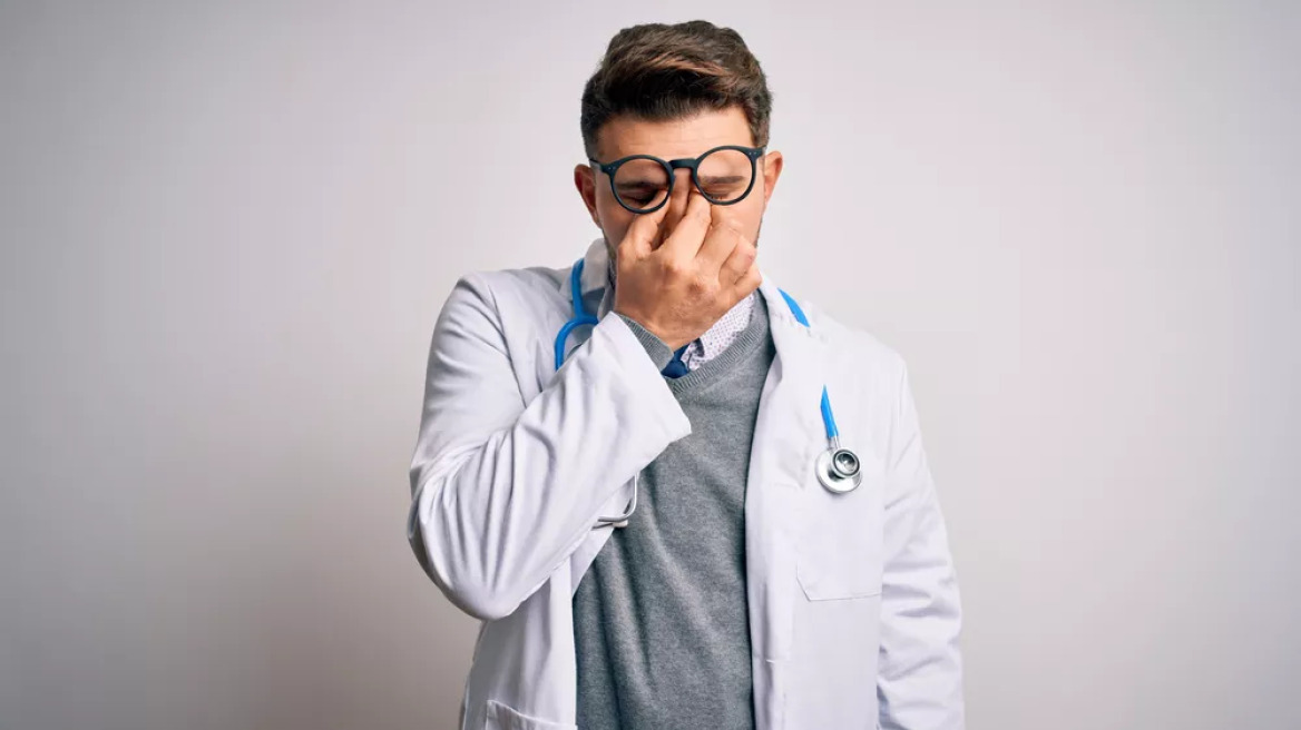 Ελληνική μελέτη αποκαλύπτει τα σημάδια που άφησε η πανδημία σε γιατρούς και νοσηλευτές – Ποιοι ένιωσαν πιο ευάλωτοι