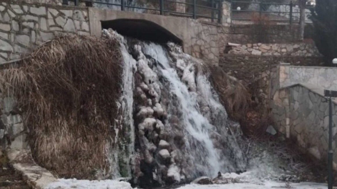 Φλώρινα: Πάγωσε ο καταρράκτης από την χαμηλή θερμοκρασία - Μοναδικό θέαμα τα παγωμένα νερά του