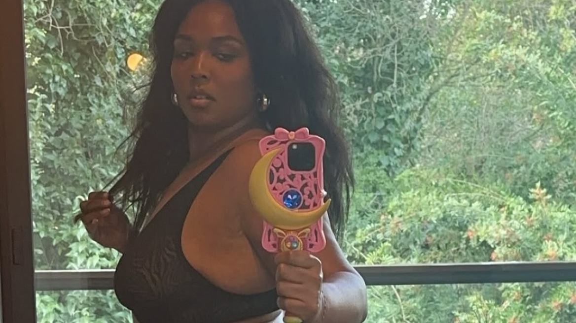 Η selfie της Lizzo με εσώρουχα για να γιορτάσει την εντυπωσιακή αλλαγή στη σιλουέτα της