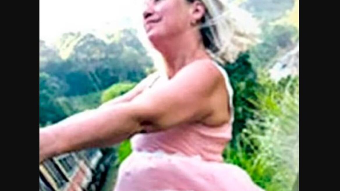 Η τελευταία φωτογραφία 53χρονης που πέθανε για ένα καρέ στη Σρι Λάνκα:Έβγαλε το κεφάλι της από τρένο