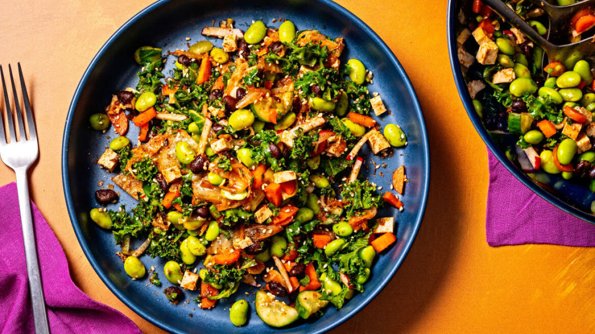 Οι τροφές που πρέπει να συμπεριλάβετε στη διατροφή σας για να αποτρέψετε το γκριζάρισμα των μαλλιών