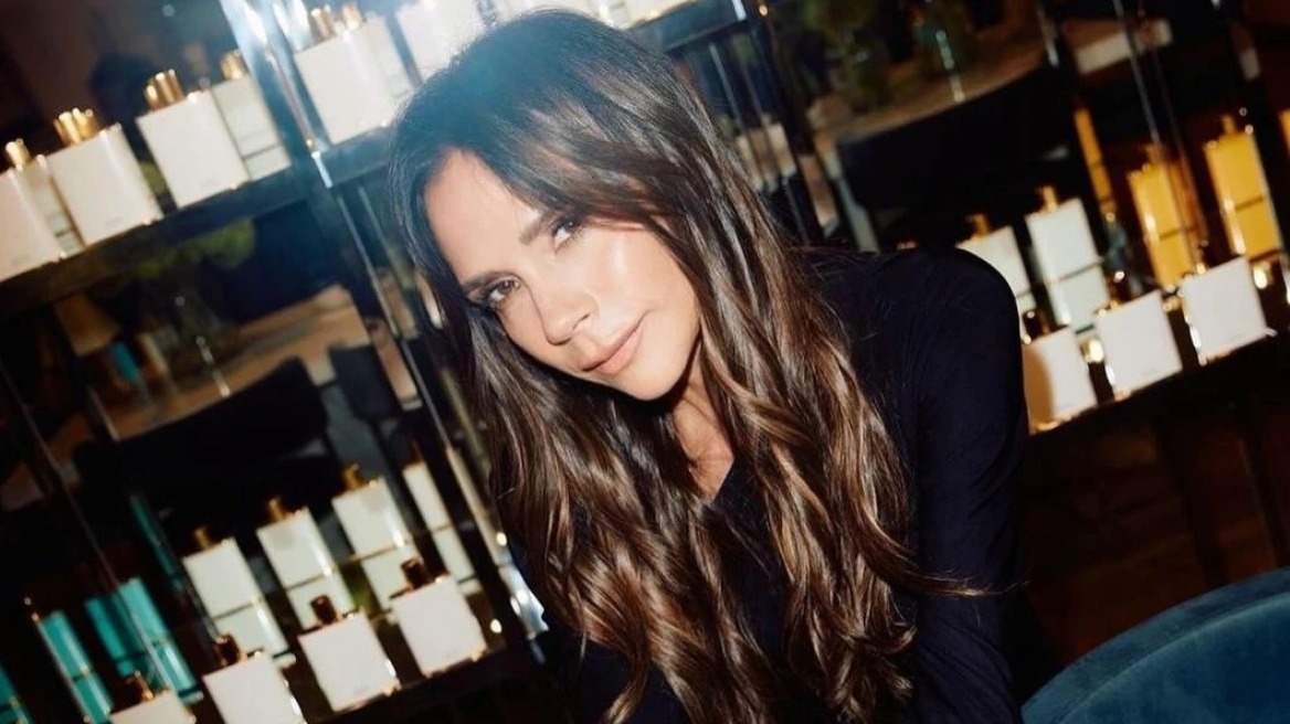 Η Bικτόρια Μπέκαμ δείχνει πώς φοριέται η σούπερ μίνι φούστα στα πενήντα