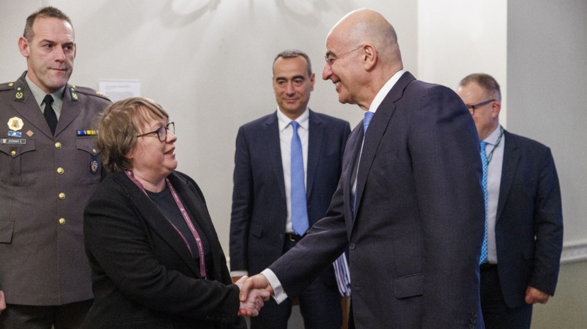 Ο Νίκος Δένδιας συναντήθηκε με την υφυπουργό Άμυνας της Βρετανίας στο Λονδίνο 