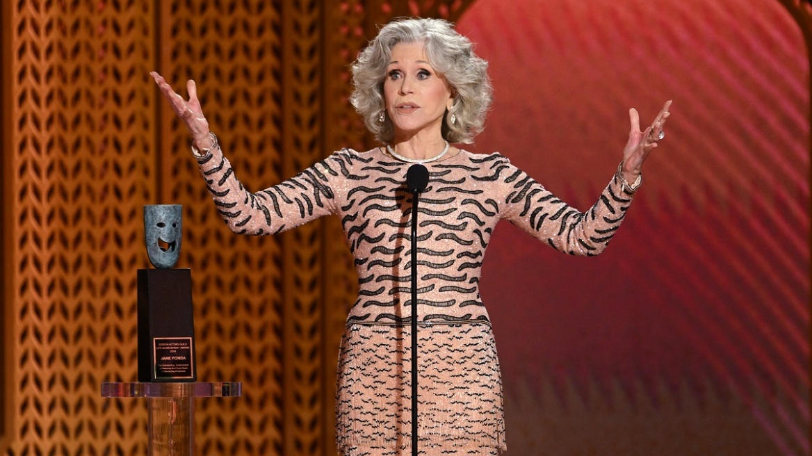 Τζέιν Φόντα: «Παρεμπιπτόντως, “woke” σημαίνει ότι νοιάζεσαι για τους άλλους»