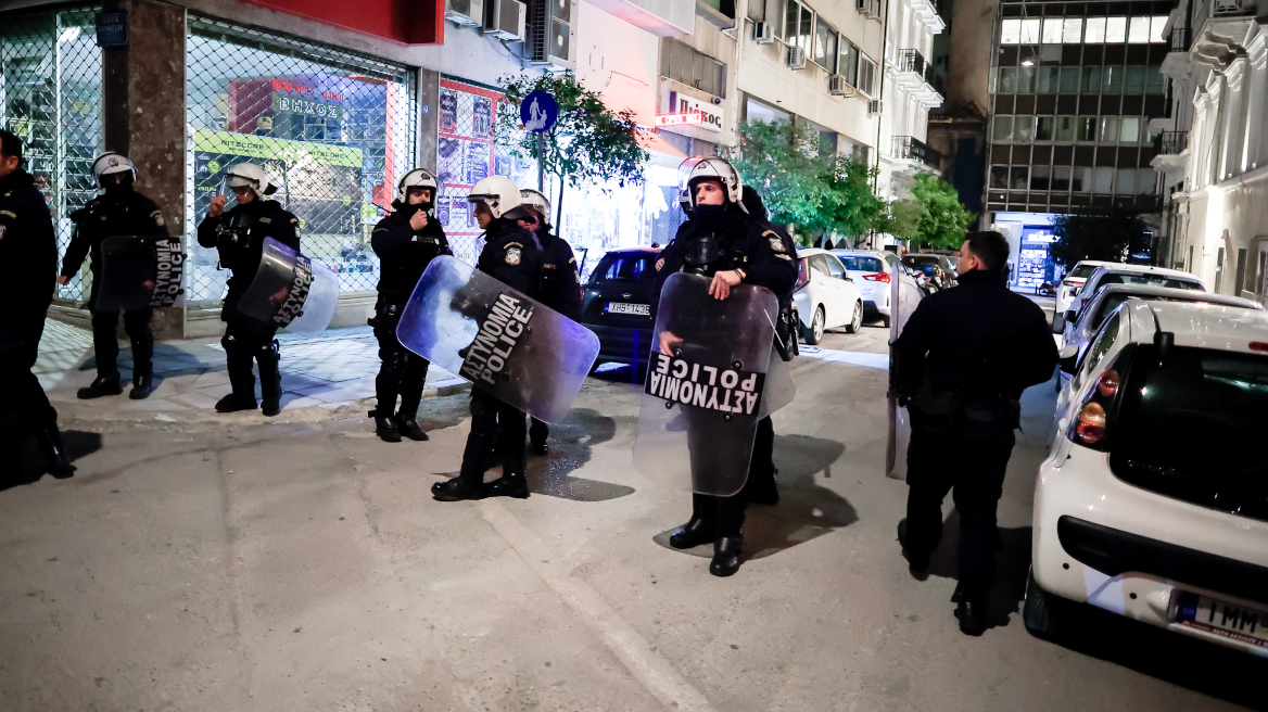 Συγκέντρωση διαμαρτυρίας στο πολιτικό γραφείο του Κώστα Αχ. Καραμανλή