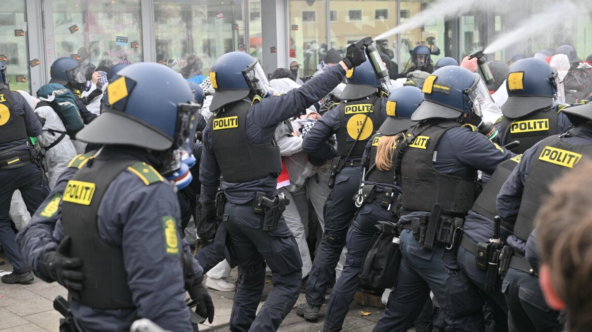 Επεισόδια έξω από τα γραφεία της Maersk στη Δανία - Είκοσι άνθρωποι συνελήφθησαν (βίντεο)