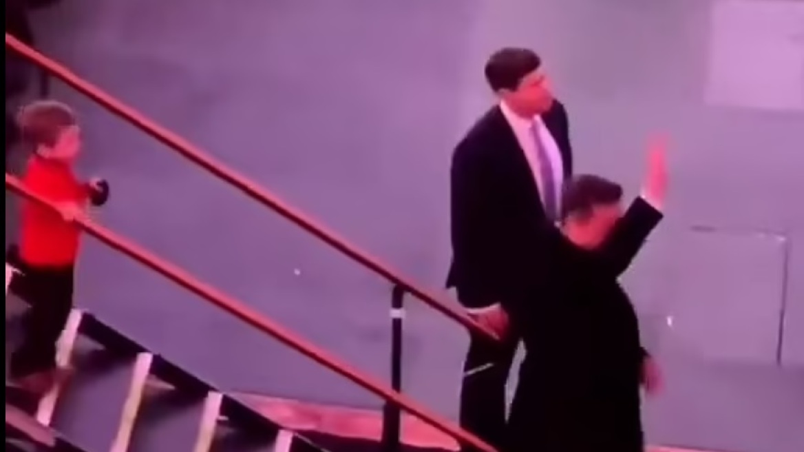 Βίντεο: Ο Μασκ με τον 4χρονο γιο του σε πολιτική συγκέντρωση - Συνέχεια πλάι του ο μικρός