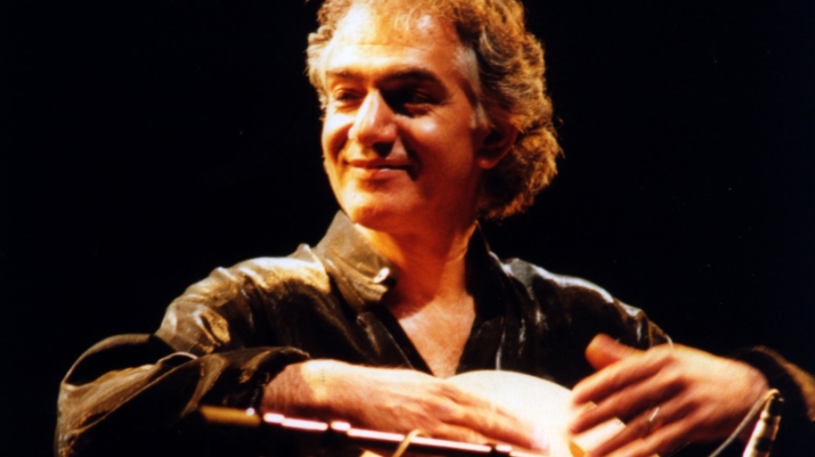 Ομάρ Φαρούκ Τεκμπιλέκ: Ο διάσημος Τούρκος μουσικός ετοιμάζει συναυλία στην Αθήνα με έργα Μίκη Θεοδωράκη