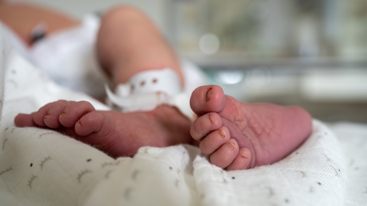 Δεκαοκτάχρονη Αμερικανίδα τουρίστρια γέννησε στο Παρίσι και πέταξε το μωρό από το παράθυρο ξενοδοχείου