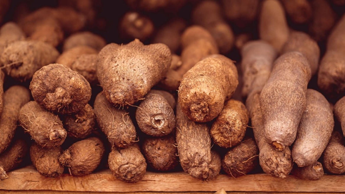 Στα αφρικάνικα παντοπωλεία της Αθήνας βρήκαμε «γιαμ» και μάθαμε πώς μαγειρεύονται