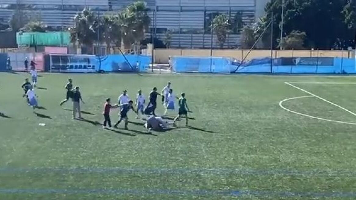 Άγρια επεισόδια σε αγώνα τοπικού στην Μάλαγα: Ποδοσφαιριστής κλωτσάει στο κεφάλι τον αντίπαλο προπονητή - Βίντεο