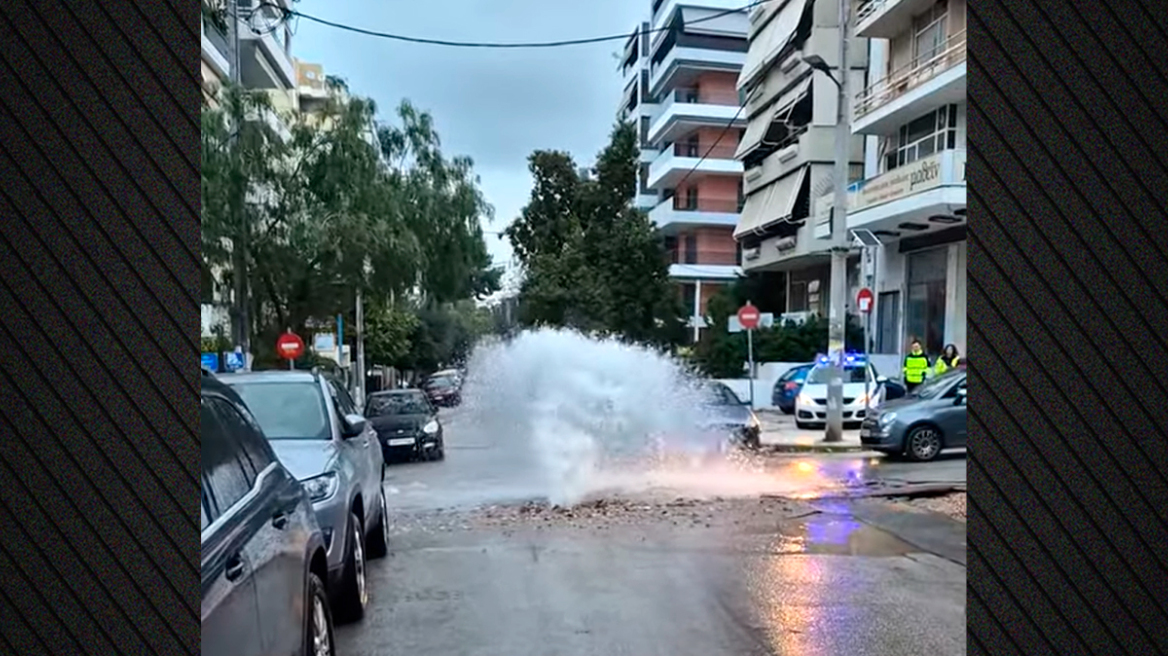 Έσπασε αγωγός νερού στο Παλαιό Φάληρο - Ποτάμια οι δρόμοι, έβαλαν κάδους για να περιορίσουν τη ροή, δείτε βίντεο