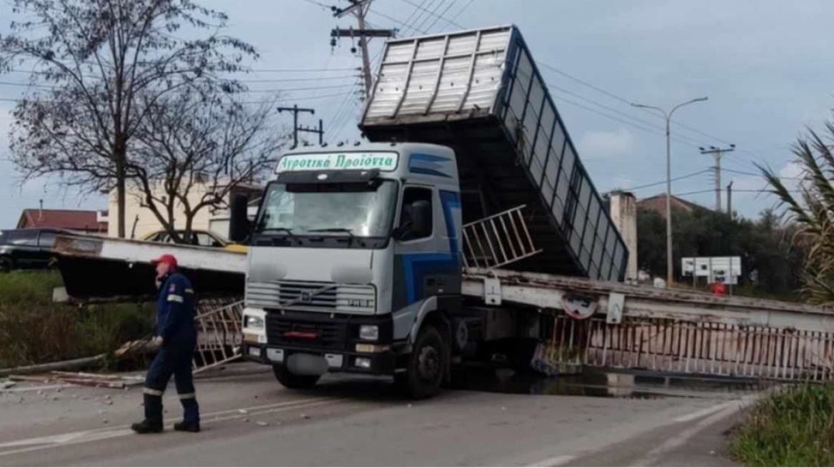 Φορτηγό γκρέμισε μεταλλική πεζογέφυρα στην εθνική οδό Αντιρρίου - Ιωαννίνων