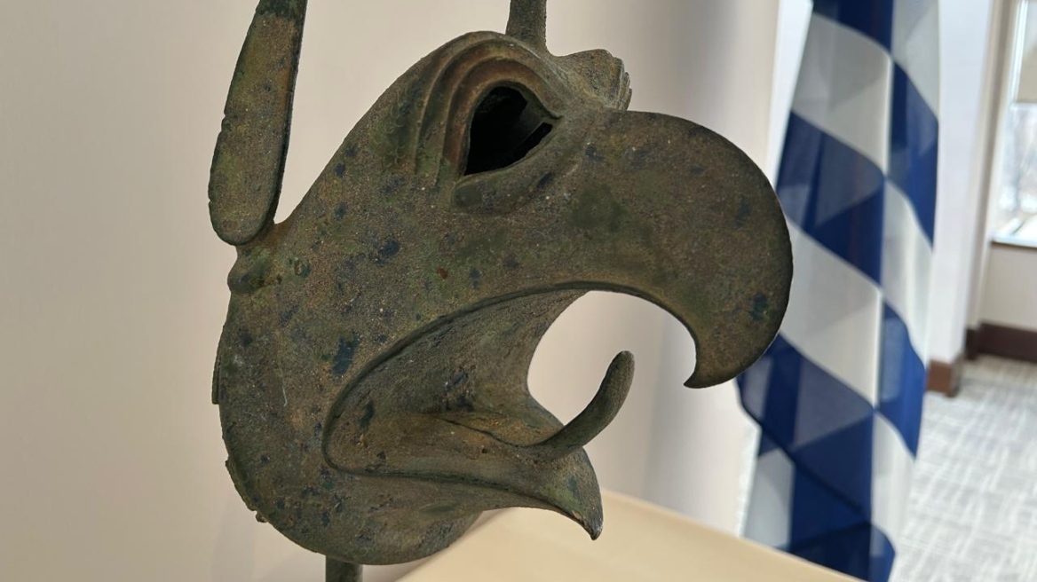 Υπουργείο Πολιτισμού: Χάλκινη κεφαλή γρύπα που είχε κλαπεί το 1936 από την Αρχαία Ολυμπία επεστράφη στην Ελλάδα από το ΜΕΤ της Νέας Υόρκης