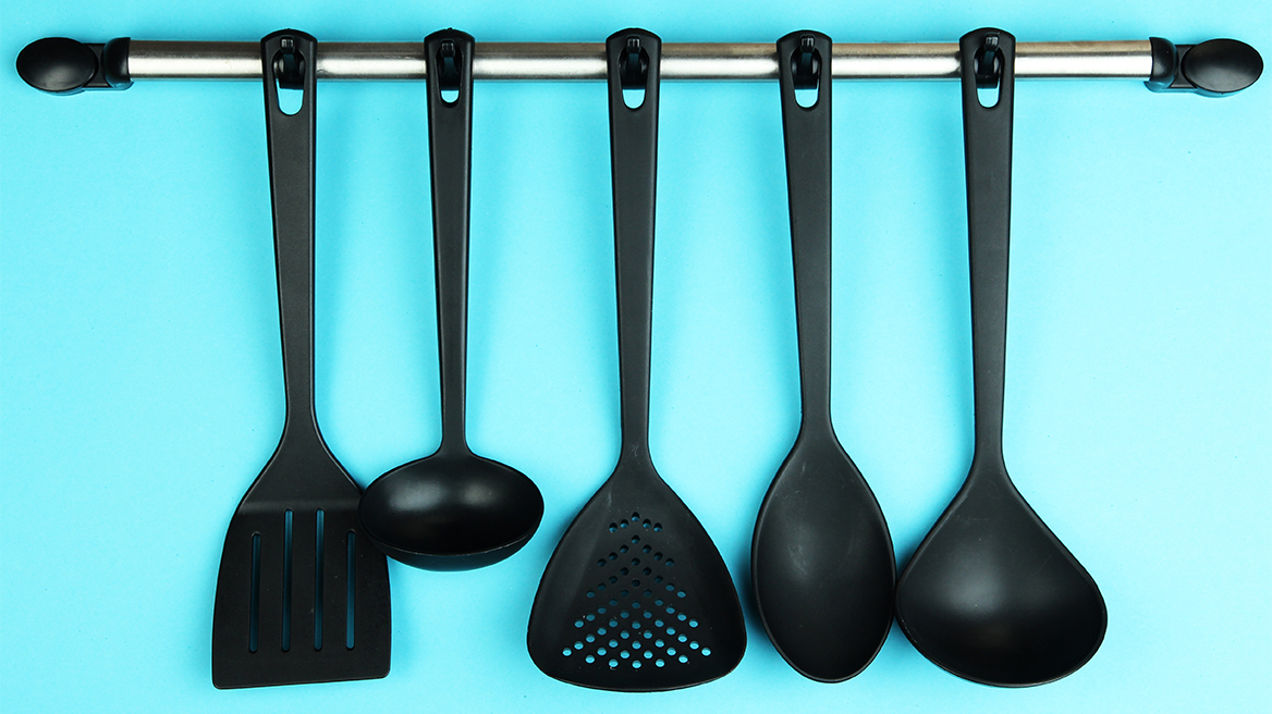 Πόσο επικίνδυνο είναι τελικά το μαύρο πλαστικό; Τι δείχνουν οι μελέτες