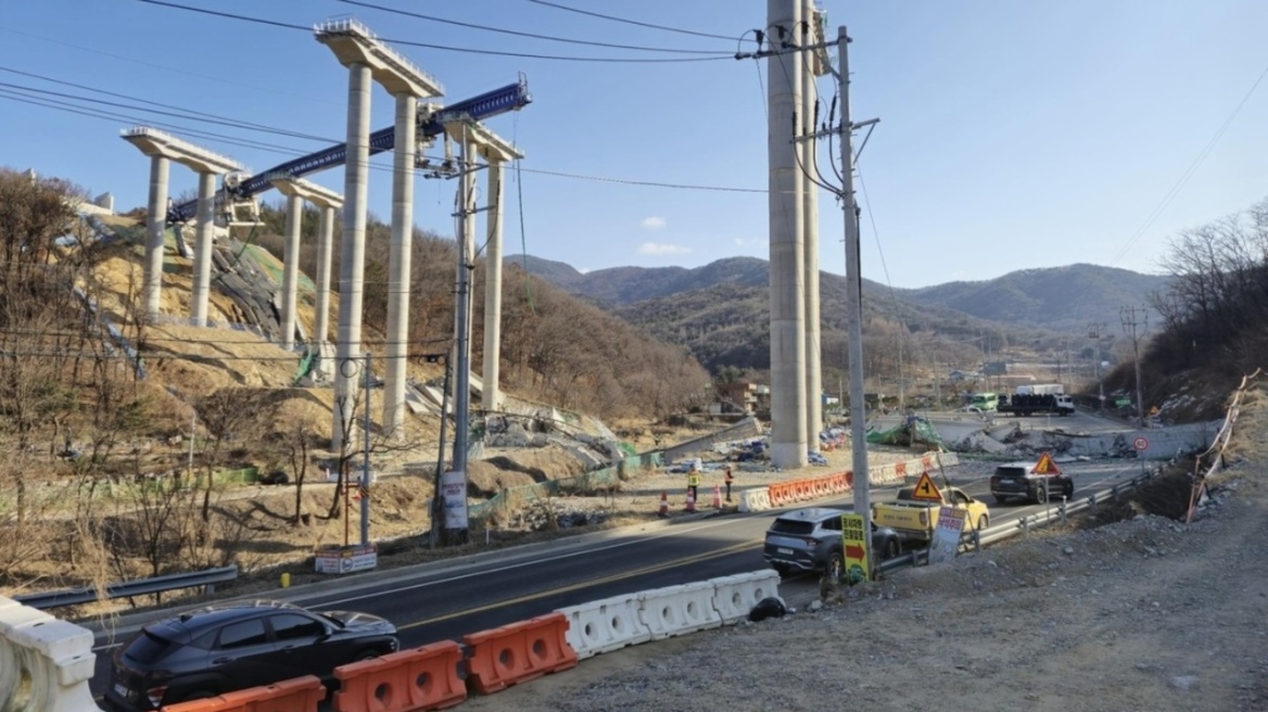 Βίντεο: Τουλάχιστον δύο νεκροί και πέντε τραυματίες σε κατάρρευση γέφυρας στη Νότια Κορέα