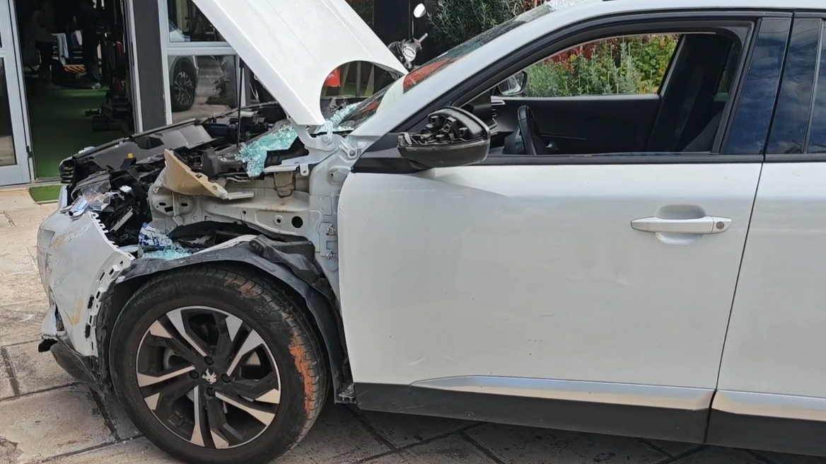 Γλυφάδα: Οδηγός με ηλεκτρικό αυτοκίνητο καρφώθηκε σε κατάστημα επίπλων - Δείτε βίντεο