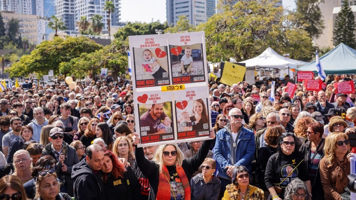 Ισραήλ: Πλήθος κόσμου σε δρόμους και πλατείες για την κηδεία της Σίρι Μπίμπας και των δύο παιδιών της