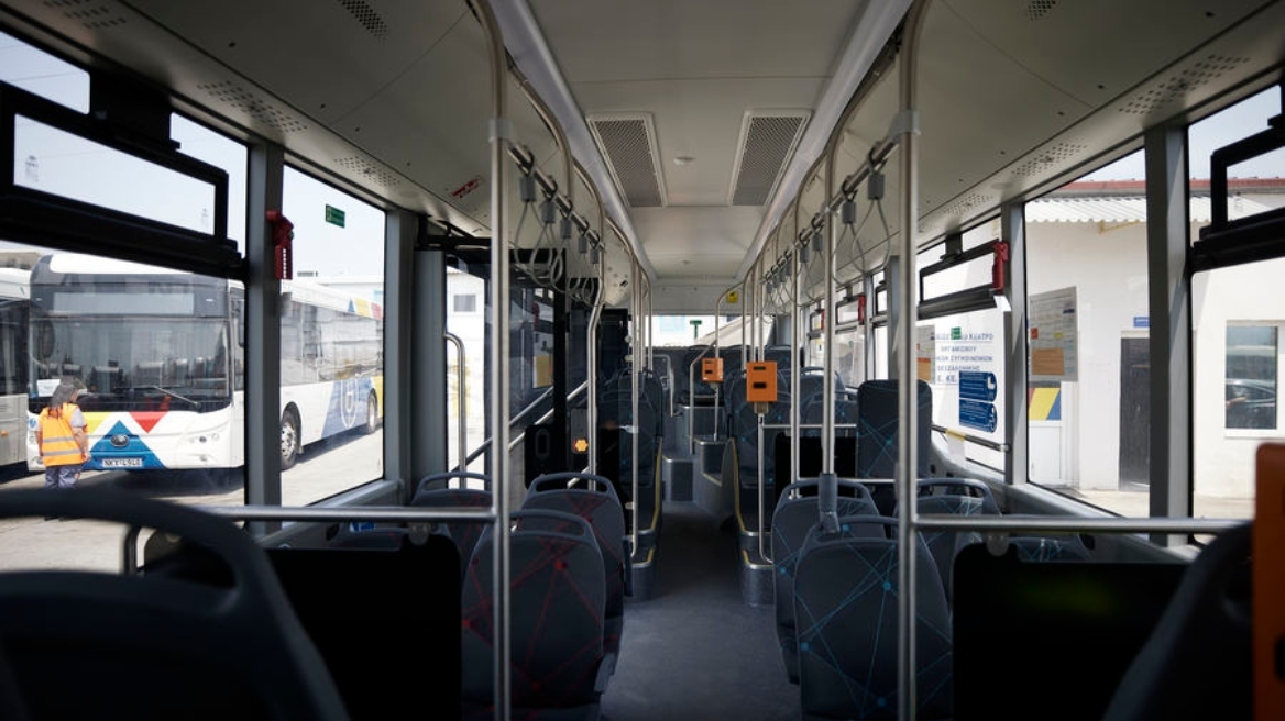 Ελεύθερος ο οδηγός λεωφορείου που αγνόησε κατεβασμένες μπάρες σε σιδηροδρομική διάβαση στη Θεσσαλονίκη