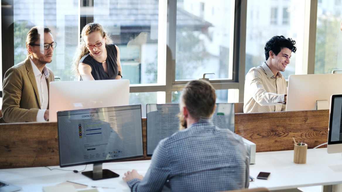 Κατατέθηκε στη Βουλή η διάταξη για τη μείωση των ασφαλιστικών εισφορών - Πόσο ωφελούνται μισθωτοί και επιχειρήσεις