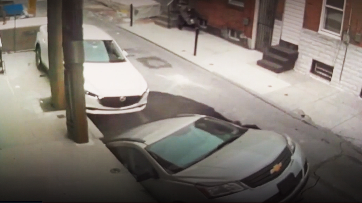 ΗΠΑ: Η στιγμή που τεράστια τρύπα στο δρόμο «καταπίνει» αυτοκίνητο - Δείτε βίντεο