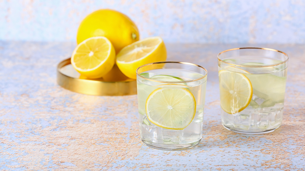 Zεστό νερό με λεμόνι – Πόσο ωφέλιμο είναι τελικά;