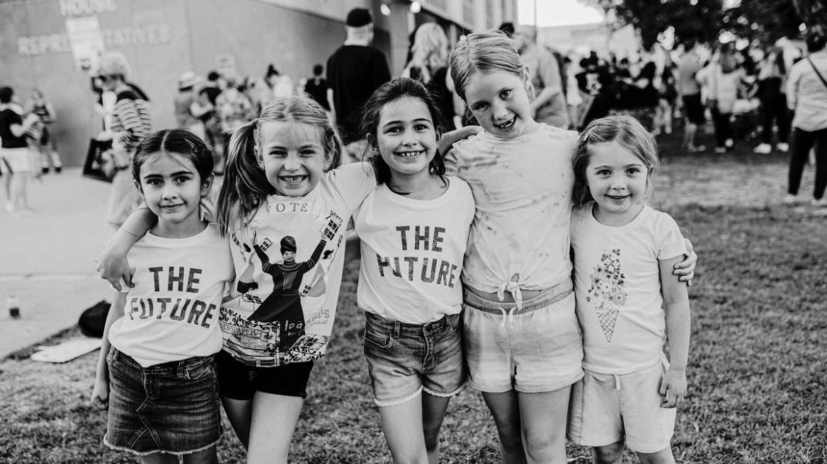 Πώς να μιλήσω στο παιδί μου για τα Τέμπη και την πορεία; Τι συμβουλεύει μια παιδαγωγός