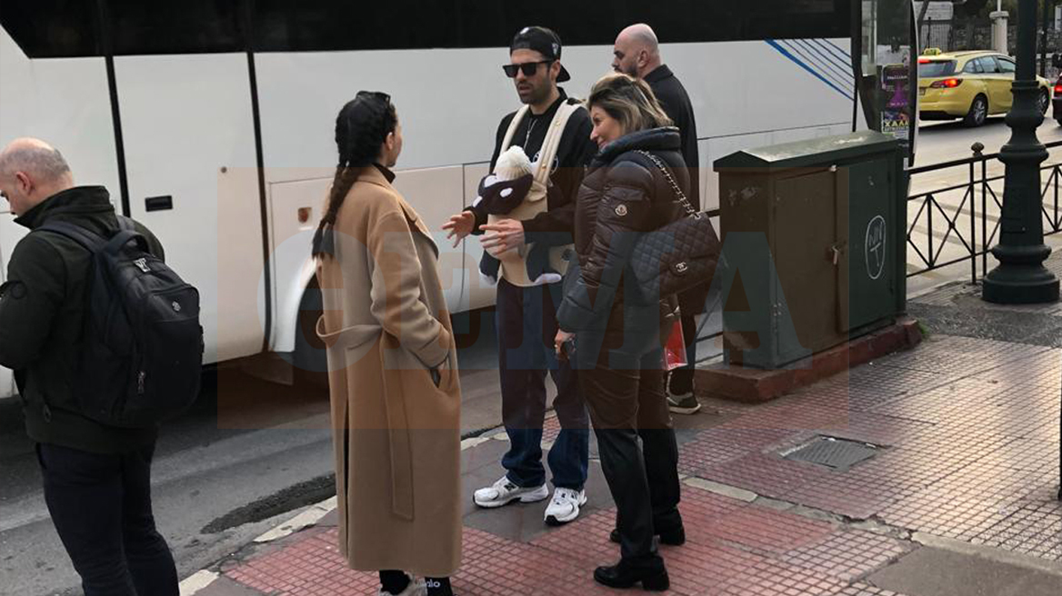 Οι πρώτες φωτογραφίες του Κωνσταντίνου Αργυρού με τον γιο του - Τον είχε σε μάρσιπο, σε βόλτα μαζί με την Αλεξάνδρα Νίκα στο κέντρο της Αθήνας