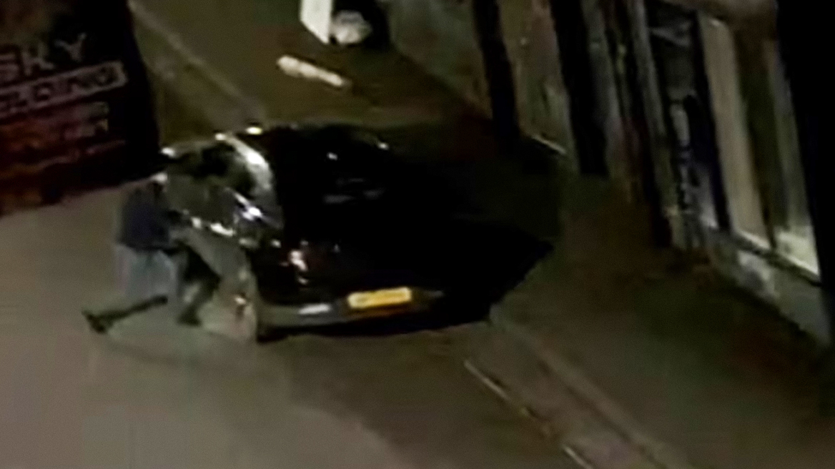 Άνδρας στη Βρετανία έσπασε αυτοκίνητο για να διαμαρτυρηθεί για τον Μασκ αλλά έκανε γκάφα - Ήταν Volvo και όχι Tesla 