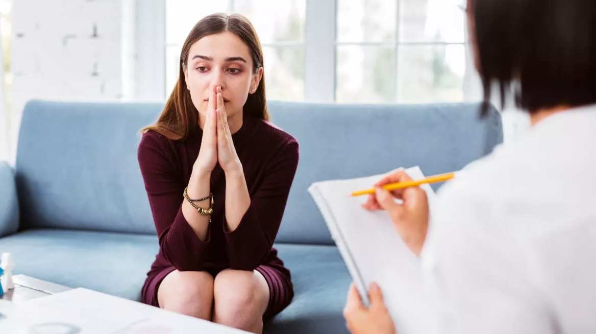 Μπαίνετε στην εμμηνόπαυση: Τα συμπτώματα που πρέπει να σας υποψιάσουν – Ακόμη κι αν είστε 35!