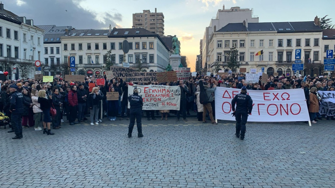 Βρυξέλλες: Εκατοντάδες Έλληνες συγκεντρώθηκαν έξω από το Ευρωπαϊκό Κοινοβούλιο, στη μνήμη των θυμάτων των Τεμπών