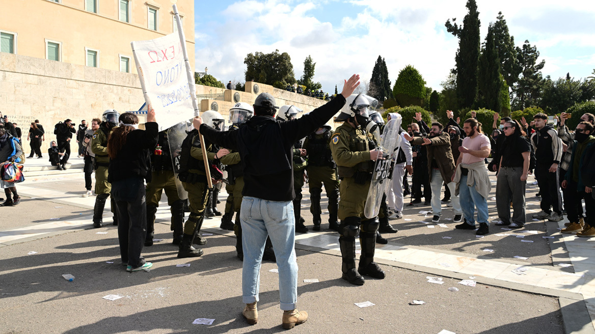 Οι διαδηλωτές επιστρέφουν στο Σύνταγμα - Νέος γύρος επεισοδίων με μολότοφ, φωτιές και χημικά μετά τη μεγάλη συγκέντρωση για τα Τέμπη - Live εικόνα 