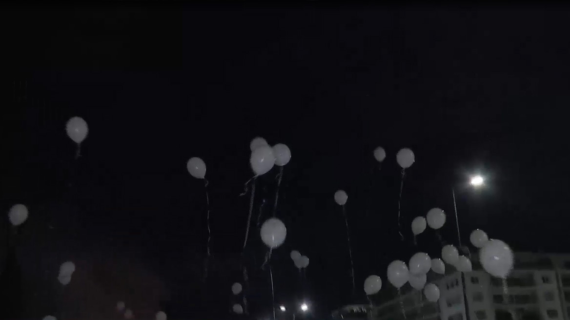 Στις 23:18 άφησαν 57 λευκά μπαλόνια στον ουρανό σε Αθήνα και Θεσσαλονίκη για τα θύματα των Τεμπών - Δείτε βίντεο και φωτογραφίες