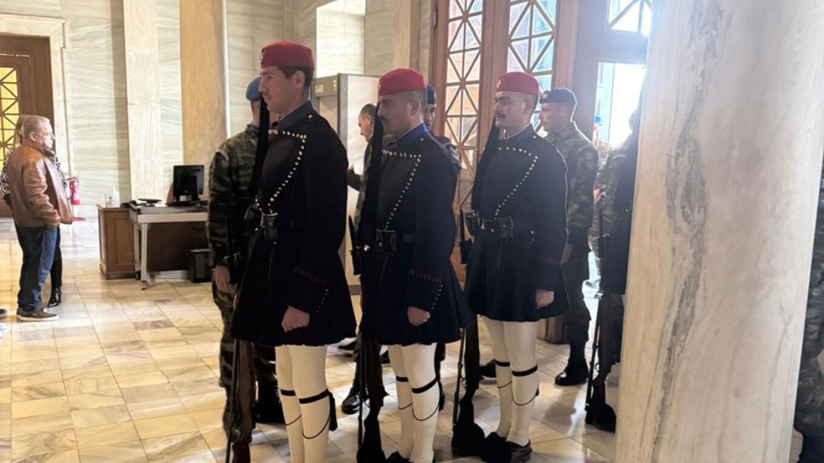 Εύζωνες και πολίτες μπήκαν στο κτίριο της Βουλής για να προστατευτούν από τα επεισόδια στο Σύνταγμα - Δείτε βίντεο