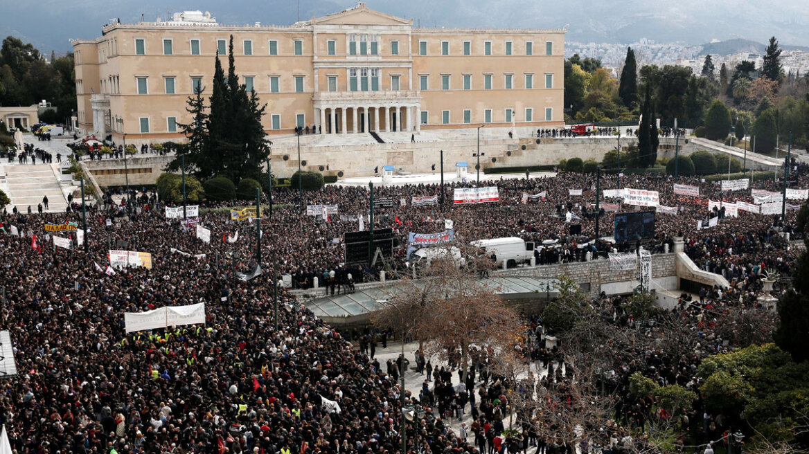 Live τα συλλαλητήρια για τα Τέμπη σε όλη την Ελλάδα - Κοσμοπλημμύρα στη συγκέντρωση στο Σύνταγμα