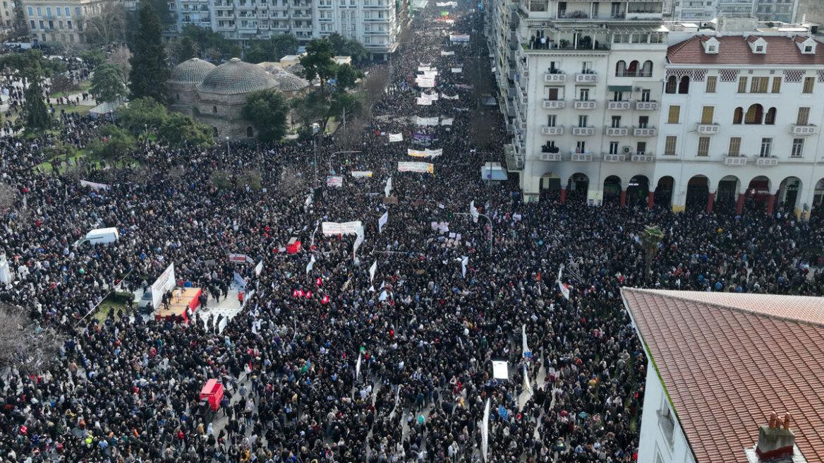 «Βουλιάζει» από κόσμο και η Θεσσαλονίκη - Δείτε εικόνες και βίντεο από τη συγκέντρωση για τα Τέμπη