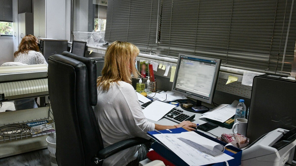 Αυξήσεις 10 δισ. στους δημοσίους υπαλλήλους ως το 2027