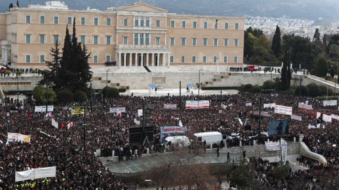 Χιλιάδες τίμησαν τη μνήμη των θυμάτων των Τεμπών, λίγοι προκάλεσαν επεισόδια και καταστροφές 